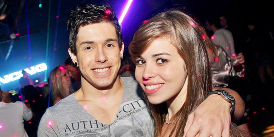 João Paulo Fernandes e Jhennifer Rodrigues em pista de dança animada